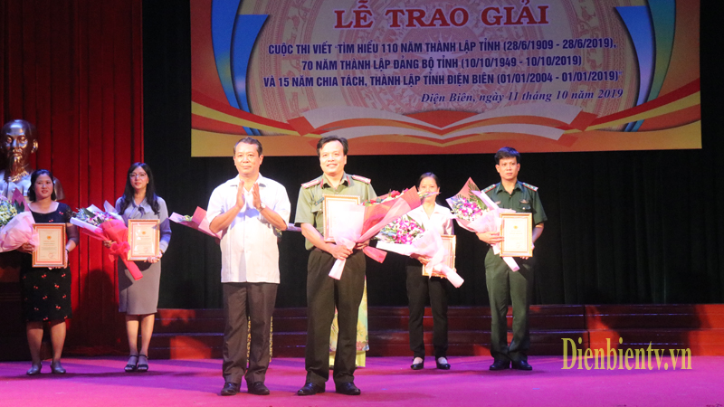 Đồng chí Nguyễn Đức Vượng - Ủy viên BTV, Trưởng ban Tuyên giáo Tỉnh ủy trao giải Nhất tập thể cho Đảng bộ Công an tỉnh Điện Biên.