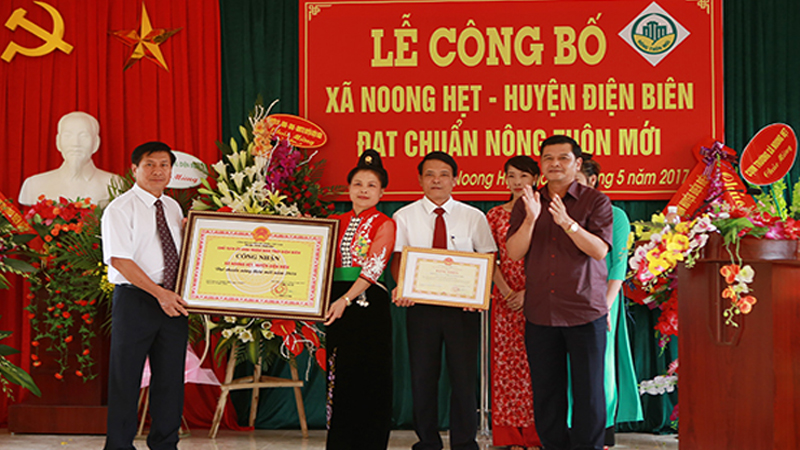 Đồng chí Lò Văn Muôn, Phó Bí thư Tỉnh ủy, Chủ tịch HĐND tỉnh trao Quyết định công nhận xã đạt chuẩn nông thôn mới cho đại diện lãnh đạo xã Noong Hẹt.
