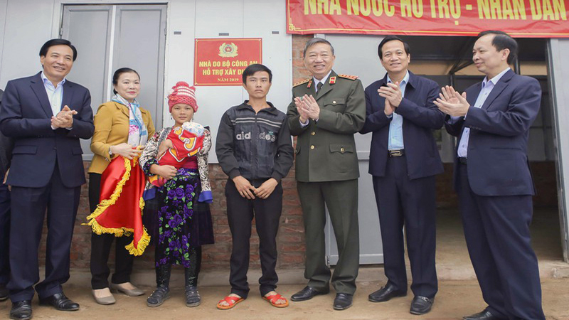 Đại tướng Tô Lâm, Bộ trưởng Bộ Công an cùng đoàn công tác đã đến trao nhà Đại đoàn kết cho hộ gia đình anh Hờ A Dế tại bản Nậm Pố 4 xã Mường Nhé.