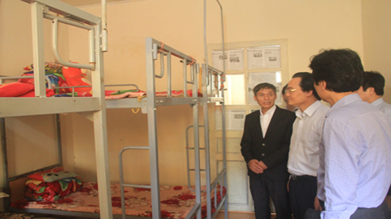 Đồng chí Bộ trưởng Bộ Giáo dục và Đào tạo thăm chỗ ăn ở của các em học sinh bán trú THCS  Pa Thơm xã Pa Thơm huyện Điện Biên.