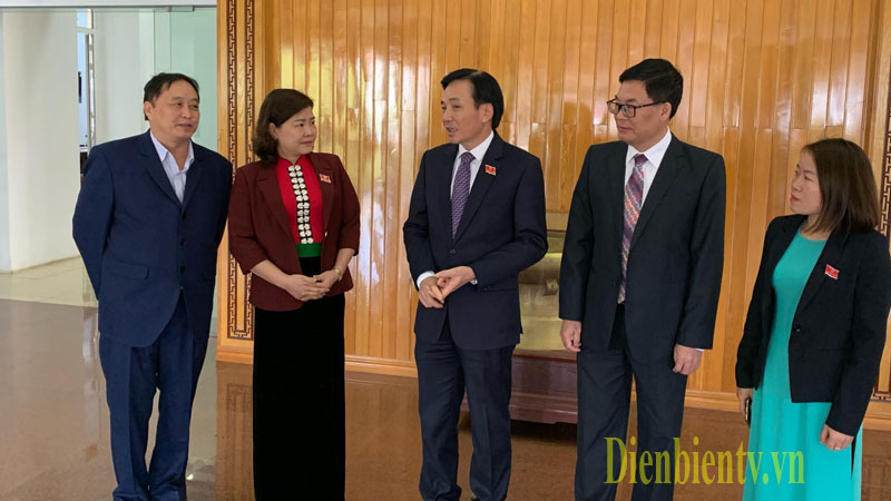 Bí thư Tỉnh ủy Trần Văn Sơn cũng các đồng chí lãnh đạo HĐND tỉnh Điện Biên trao đổi bên lề Kỳ họp 