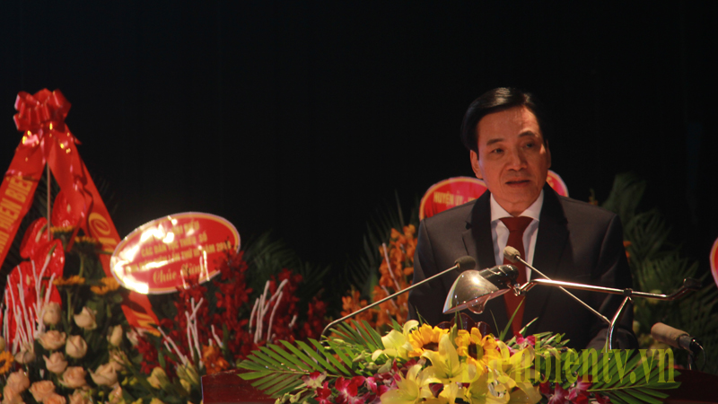 Đồng chí Trần Văn Sơn, Ủy viên Trung ương Đảng, Bí thư Tỉnh ủy, Trưởng đoàn ĐBQH tỉnh phát biểu tại Đại hội.