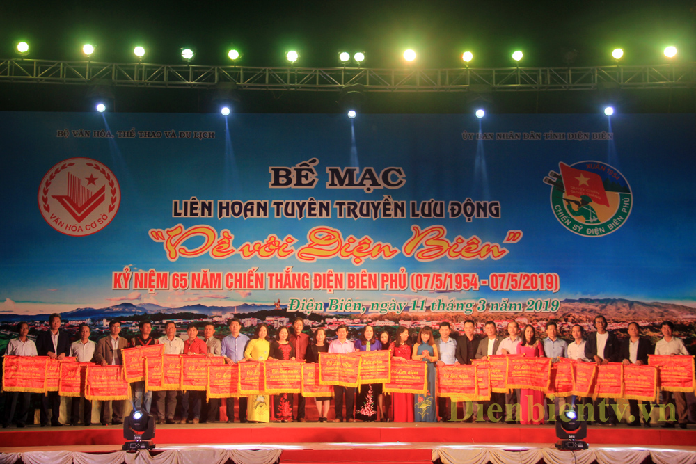 Ban tổ chức trao cờ lưu niệm cho 26 đội tham gia.