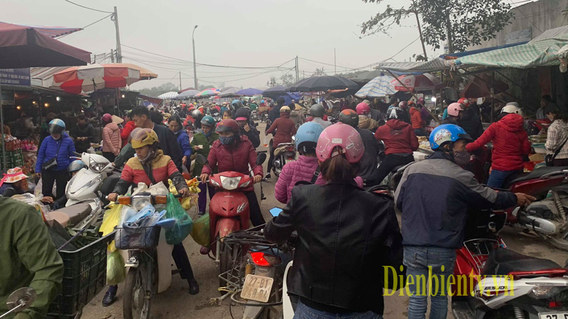 Những ngày giáp tết nhu cầu mua bán người dân trên địa bàn Tp. Điện Biên Phủ tăng cao, có thời điểm nhiều tuyến đường tắc nghẽn.