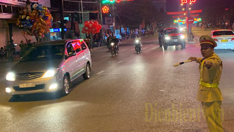 Lực lượng Cảnh sát giao thông - Công an tỉnh Điện Biên phân luồng giao thông, đảm bảo thông suốt, an toàn cho người dân.