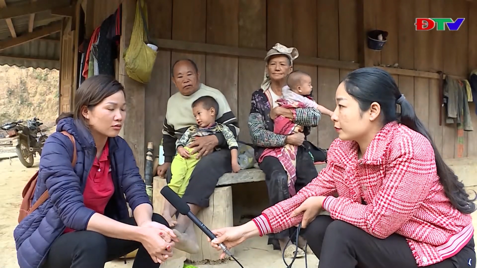 Gia cảnh của em bé dân tộc Mông bị khuyết tật