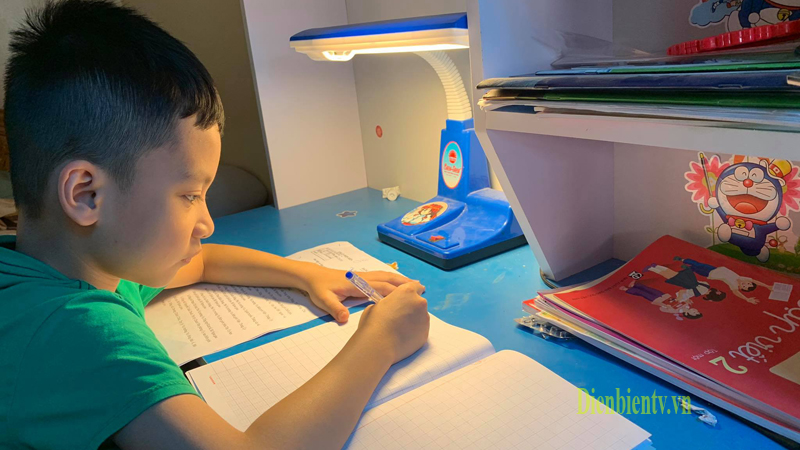 Học sinh chủ động làm bài tập tại nhà.