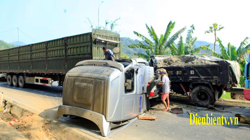 Ngày 26/2, trên tuyến Quốc lộ 279 đoạn qua địa phận xã Nà Tấu, thành phố Điện Biên Phủ, tỉnh Điện Biên đã xảy ra vụ tai nạn giao thông nghiêm trọng khiến hai lái xe bị thương nặng