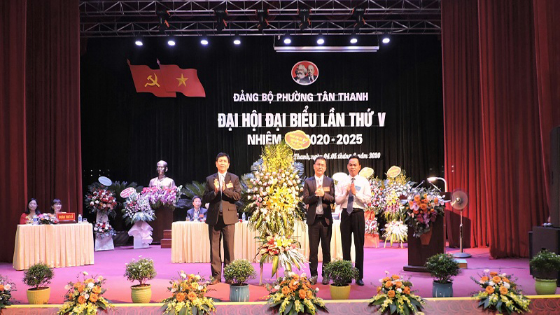 ồng chí Nguyễn Đức Đuyện ( thứ nhất từ phải sang trái ) Phó Bí thư Thành ủy, Chủ tịch UBND thành phố tặng hoa chúc mừng Đại hội.