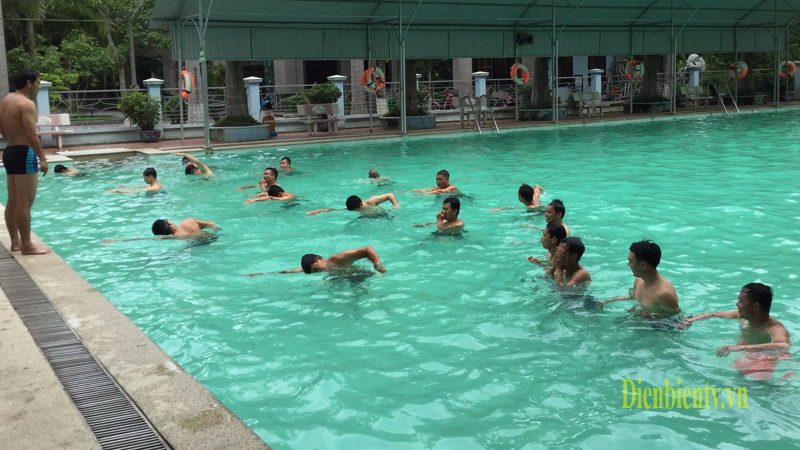 Thầy giáo Nguyễn Công Hoàn (Sở VHTTDL) hướng dẫn kỹ năng bơi lội cho các học viên.