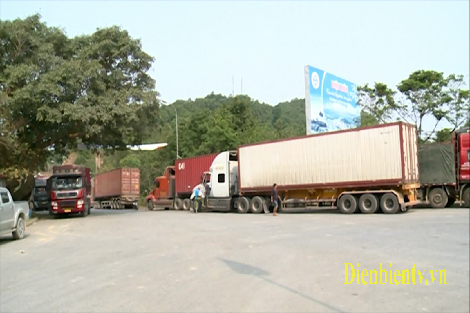 Xe hàng xuất khẩu chờ thông quan tại Cửa khẩu Quốc tế Tây Trang Điện Biên