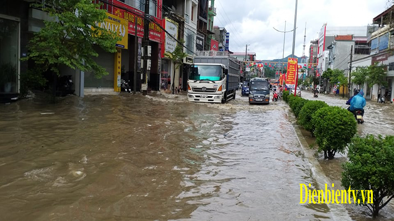 Điện Biên Phủ mưa 30 phút đường phố lại như sông...