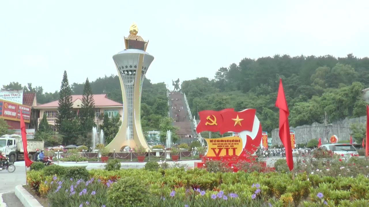 Khu vực nút giao thông trung tâm thành phố rợp một màu đỏ của cờ, hoa, băng rôn, tranh cổ động chào mừng Kỷ niệm 75 năm Quốc khánh nước Cộng hòa xã hội chủ nghĩa Việt Nam (2-9-1945 / 2-9-2020)