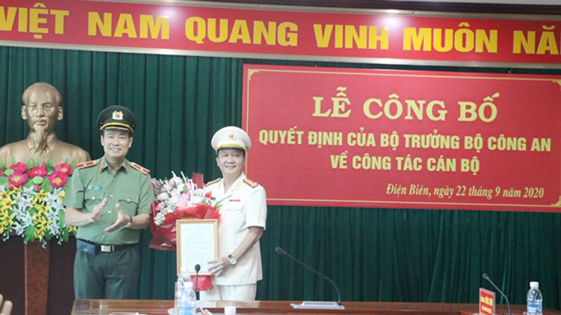 Thiếu tướng Lê Tấn Tới đã trao Quyết định và tặng hoa chúc mừng cho đồng chí tân Phó Giám đốc.