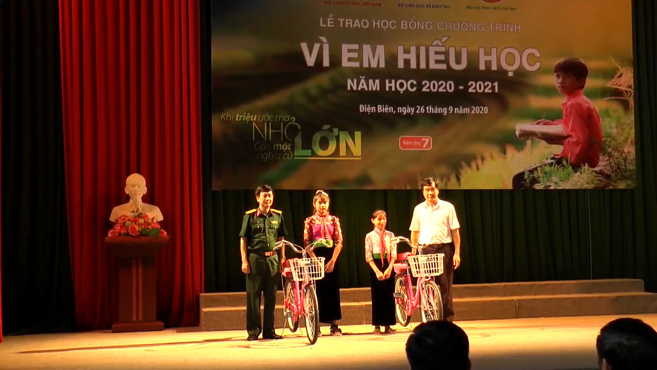 trao 2 xe đạp cho 2 học sinh Trường THCS Thanh Xương, huyện Điện Biên có hoàn cảnh khó khăn