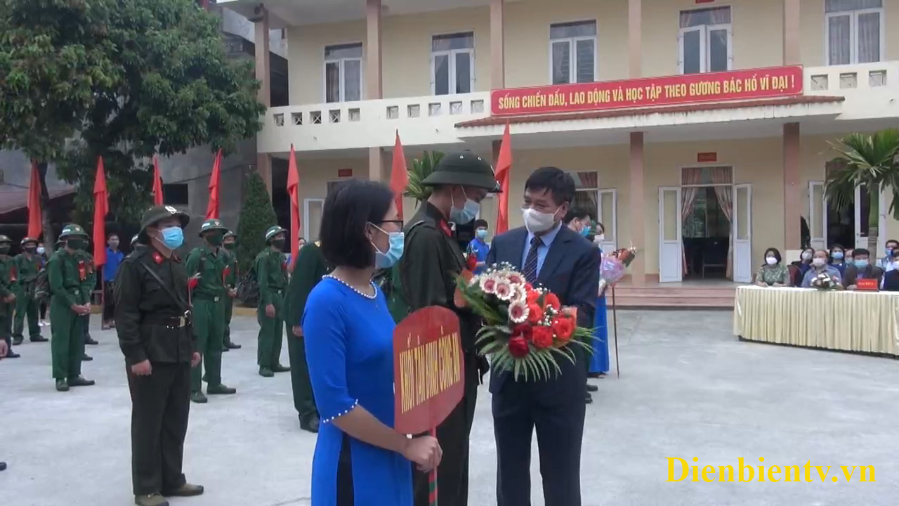 Đồng chí Lê Thành Đô, Phó Bí thư Tỉnh ủy, Chủ tịch UBND tỉnh tặng hoa động viên các tân binh.
