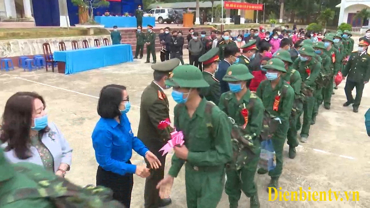 Tân binh huyện Mường Ảng lên đường nhập ngũ.