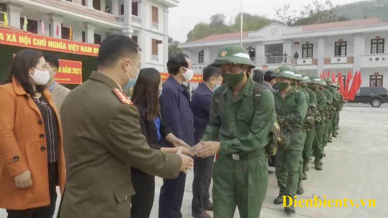 Lãnh đạo huyện Mường Chà động viên các tân binh lên đường nhập ngũ.