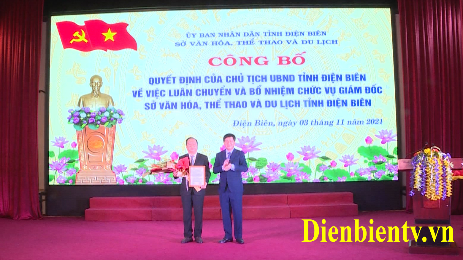 Đồng chí Lê Thành Đô, Phó Bí thư Tỉnh ủy, Chủ tịch UBND tỉnh trao quyết định của UBND tỉnh về công tác cán bộ cho đồng chí Nguyễn Minh Phú.