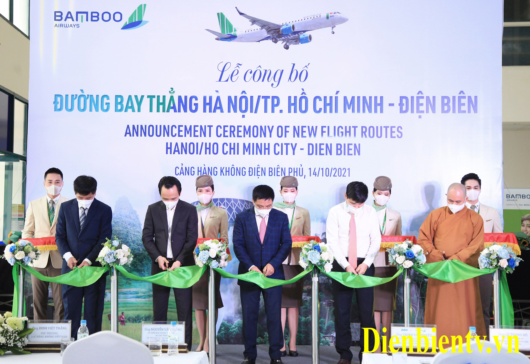 Lãnh đạo tỉnh Điện Biên, lãnh đạo Cục Hàng không Việt Nam và Chủ tịch Tập đoàn FLC băng khai trương đường bay Hà Nội - Điện Biên ngày 14/10/2021.