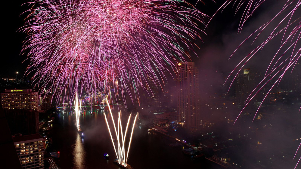 Pháo hoa nổ trên sông Chao Phraya trong lễ đón năm mới ở Bangkok, Thái Lan. (Ảnh: Sky News)