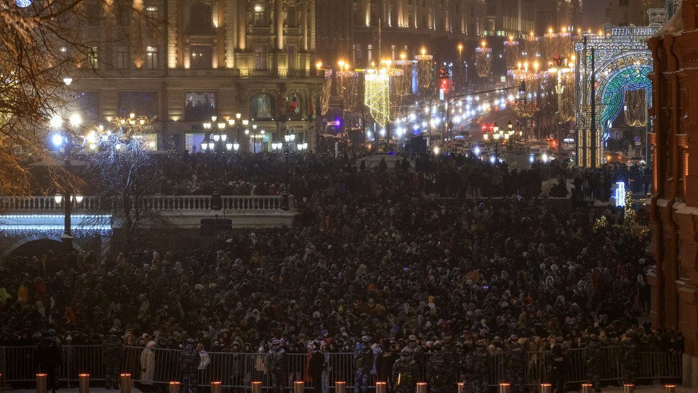 Hàng nghìn người đã tập trung tại Quảng trường Manezhnaya ở Moscow để xem bắn pháo hoa. (Ảnh: Sky News)