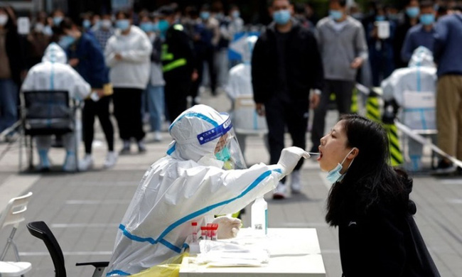 Lấy mẫu xét nghiệm COVID-19 cho một người dân ở Bắc Kinh hôm 28/4. Ảnh: Reuters.