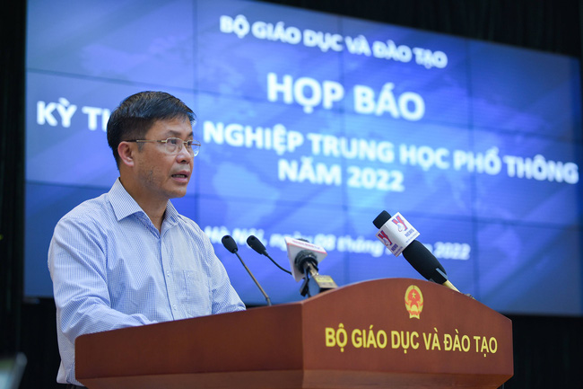 Ông Lê Mỹ Phong - Phó Cục trưởng Cục Quản lý chất lượng (Bộ GD&ĐT) phát biểu tại họp báo.