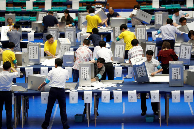 Nhân viên bầu cử kiểm phiếu tại cuộc bầu cử Thượng viện Nhật Bản vào ngày 10/7. (Ảnh: Reuters)