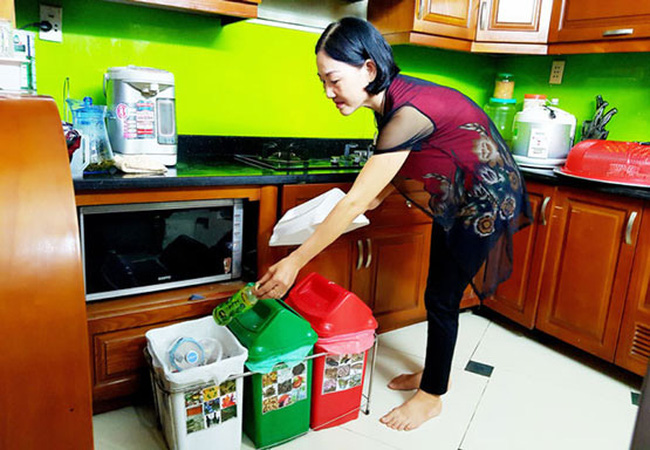 Phân loại rác thải sinh hoạt tại nguồn sẽ góp phần bảo vệ môi trường (Ảnh: Hà Nội mới)