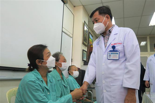 Bác sĩ Trần Anh Bích, Phó Trưởng Khoa Tai Mũi Họng, Bệnh viện Chợ Rẫy chúc mừng và dặn dò các bệnh nhân trước khi xuất viện. Ảnh: Đinh Hằng – TTXVN