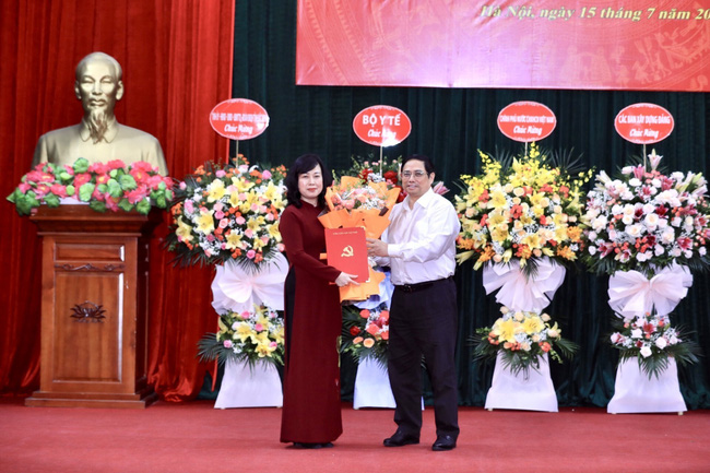 Thủ tướng Phạm Minh Chính trao Quyết định Quyền Bộ trưởng Bộ Y tế cho đồng chí Đào Hồng Lan . Ảnh: TTXVN.