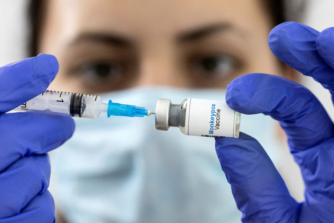 Anh đề nghị tiêm vaccine đậu mùa cho những người tiếp xúc với các ca bệnh hoặc nghi mắc bệnh - Ảnh: Reuters