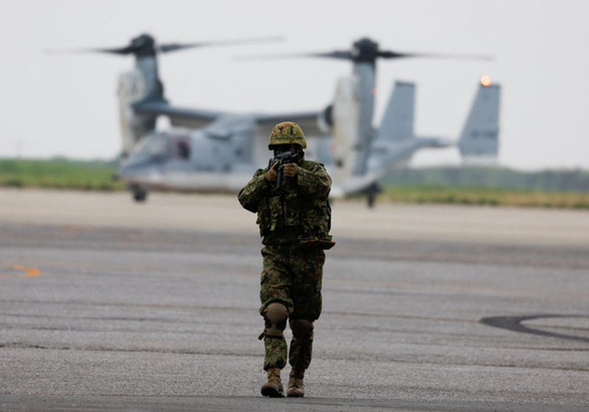 Một binh sĩ thuộc Lực lượng Phòng vệ mặt đất Nhật Bản (JGSDF) trình diễn quân sự ở Kisarazu, phía Đông Tokyo, ngày 16/6. (Ảnh: Reuters)
