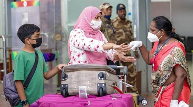 Hành khách quốc tế được kiểm tra sức khỏe tại sân bay sau khi phát hiện trường hợp mắc bệnh đậu mùa ở khỉ. (Ảnh: PTI)