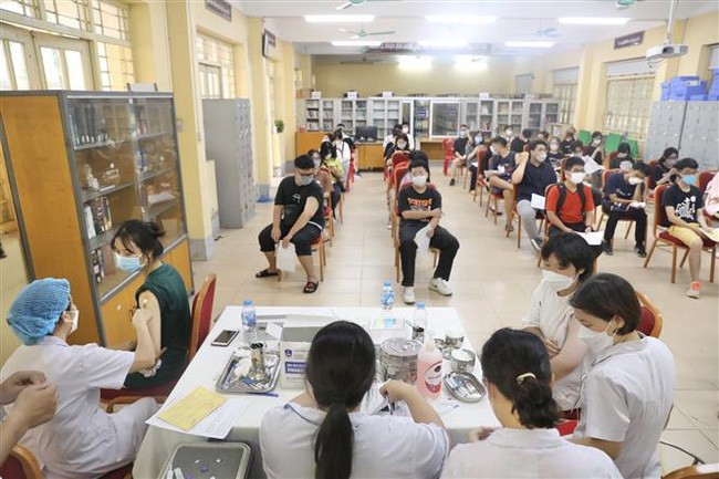 Phòng tiêm vaccine phòng COVID-19 mũi nhắc 1 (mũi 3) cho nhóm tuổi từ 12-17 tại điểm tiêm trường THPT Việt Đức (Hoàn Kiếm, Hà Nội). Ảnh: Minh Quyết - TTXVN