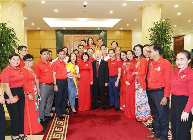 Tổng Bí thư Nguyễn Phú Trọng với đại biểu về dự Đại hội đại biểu toàn quốc Hội Chữ thập đỏ Việt Nam. Ảnh: Trí Dũng – TTXVN