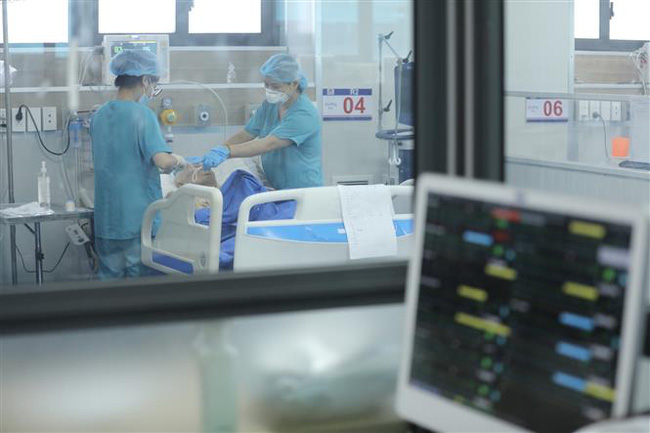 Điều dưỡng chăm sóc bệnh nhân nặng đang điều trị tại Bệnh viện điều trị bệnh nhân COVID-19 (thuộc Bệnh viện Đại học Y Hà Nội). Ảnh: Minh Quyết - TTXVN