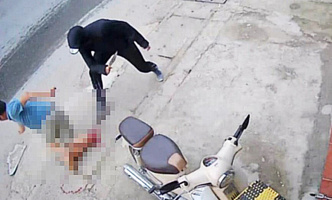 Camera ghi lại hình ảnh hung thủ chém đứt lìa cẳng chân người đàn ông ở xã Hồng Vân, huyện Thường Tín, Hà Nội