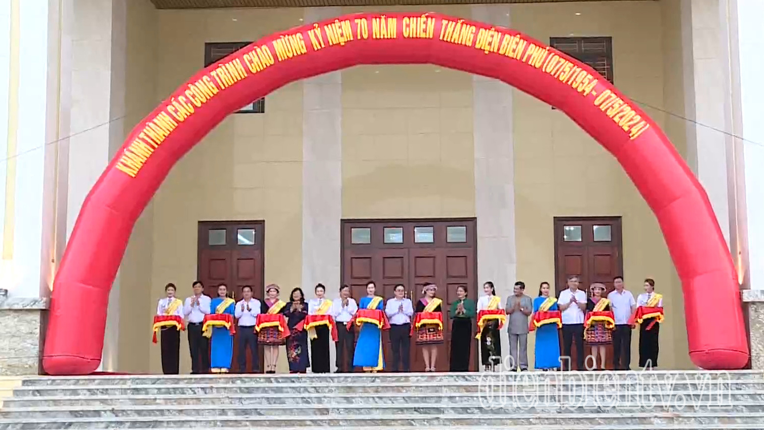 Đại biểu cắt băng khánh thành Trung tâm Hội nghị - Văn hóa huyện Mường Ảng.