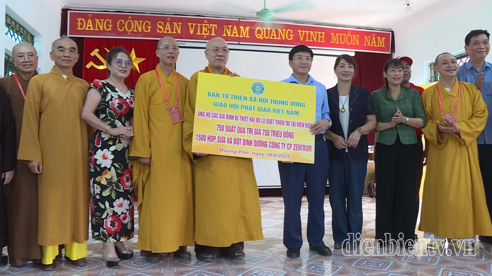 Hòa thượng Thích Quảng Tùng, Phó Chủ tịch Hội đồng Trị sự, Trưởng ban Từ thiện xã hội Trung ương Giáo hội Phật giáo Việt Nam trao biển ủng hộ 