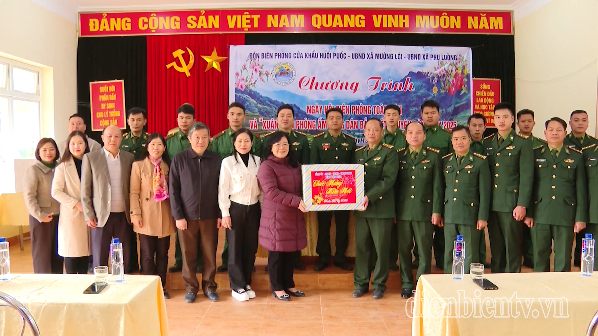 ồng chí Giàng Thị Hoa, Uỷ viên Ban Thường vụ Tỉnh uỷ, Phó Chủ tịch HĐND tỉnh đã đến thăm, tặng quà, chúc Tết cán bộ chiến sĩ, y bác sỹ và gia đình chính sách tại huyện Điện Biên.