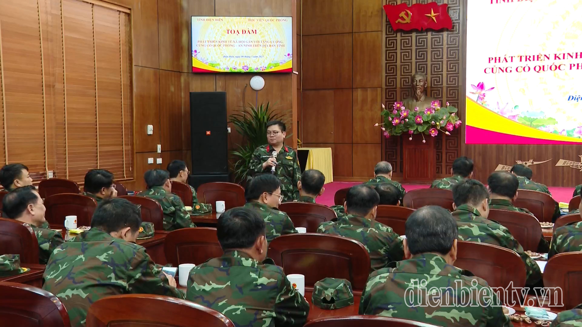 ác đại biểu đã thảo luận, trao đổi một số nội dung về việc thực hiện các mục tiêu phát triển kinh tế - xã hội, đảm bảo quốc phòng – an ninh của tỉnh