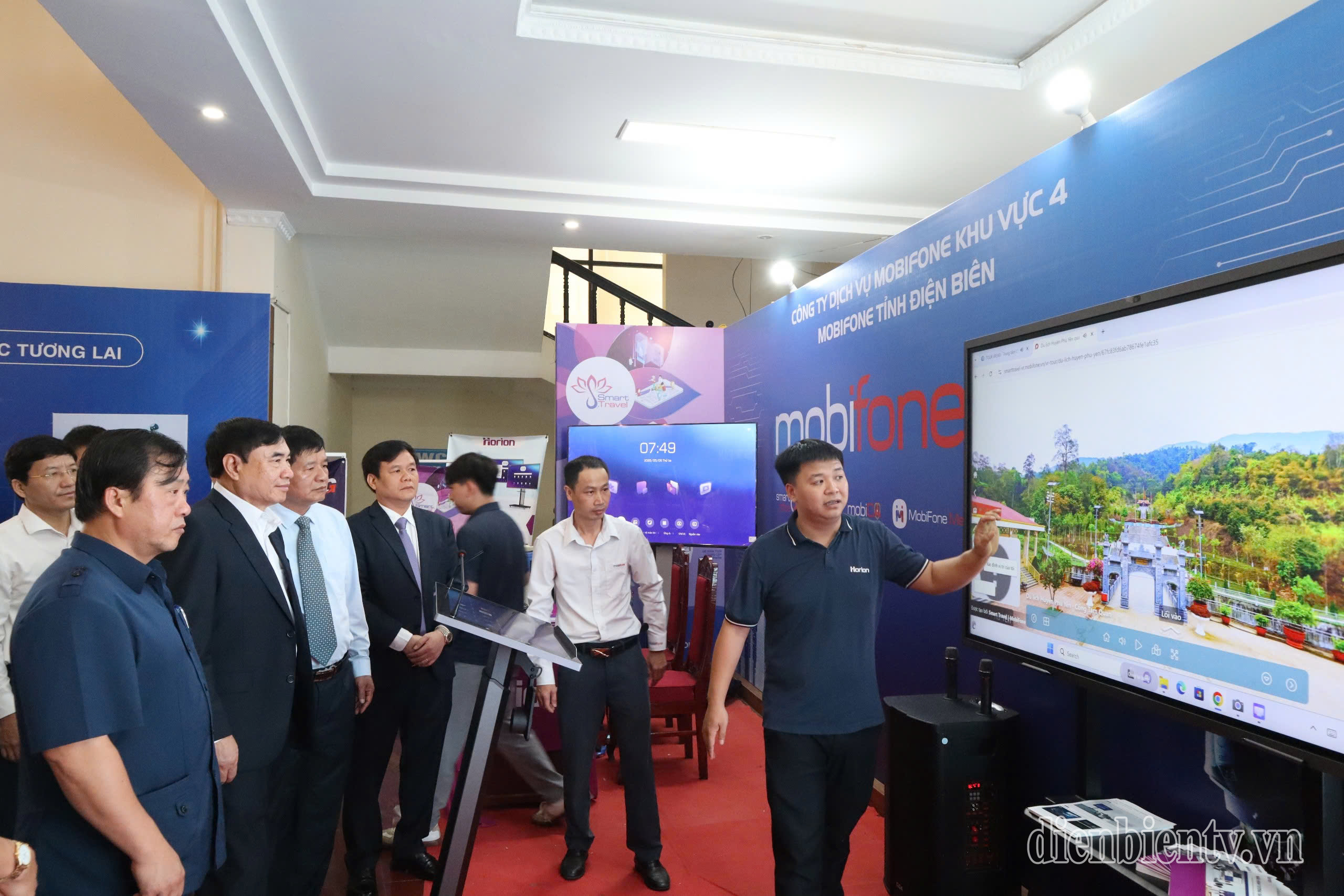 Các đồng chí lãnh đạo tỉnh tham quan gian hàng công nghệ AI.