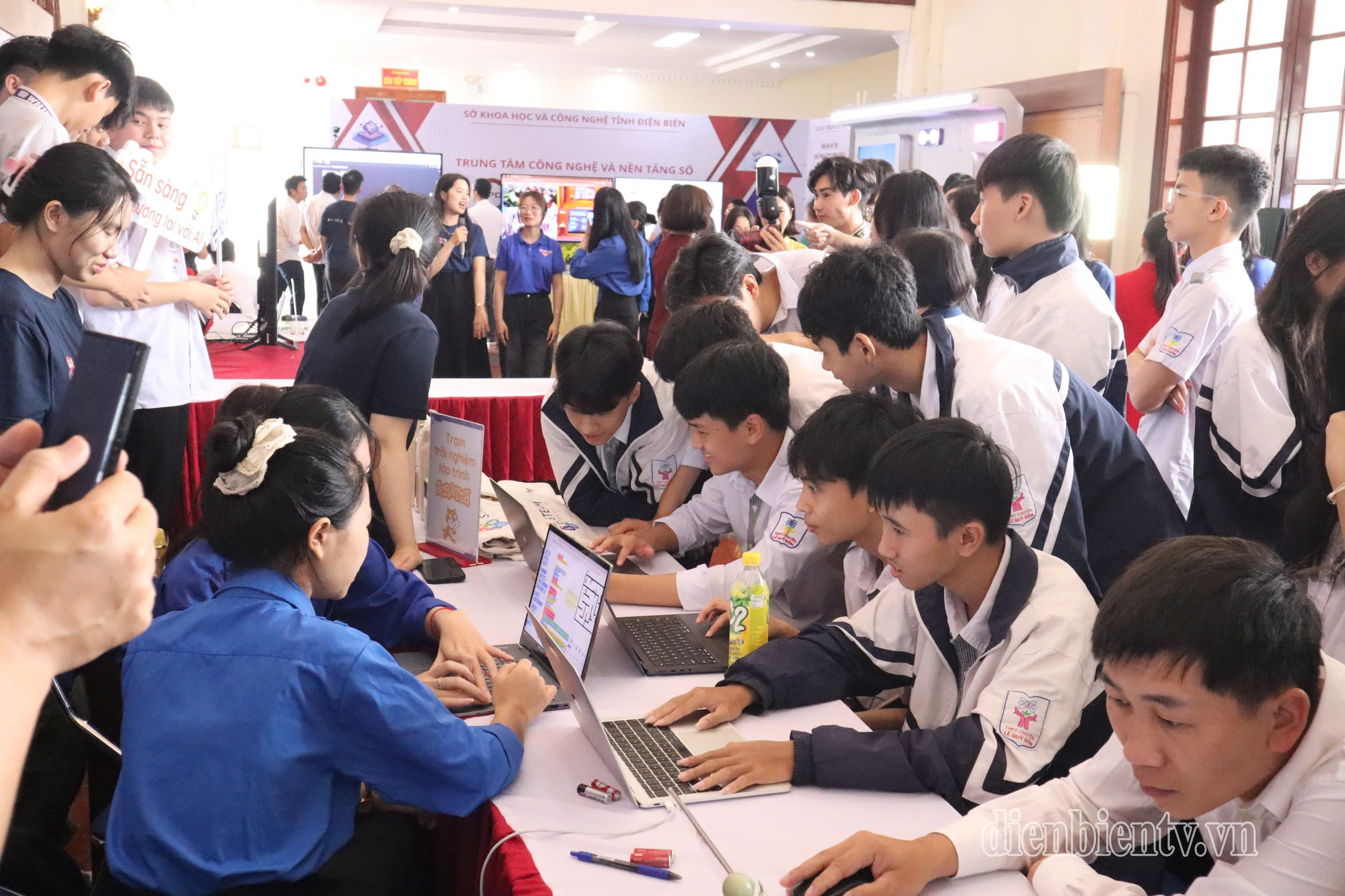 Học sinh, đoàn viên thanh niên trải nghiệm lập trình công nghệ AI.