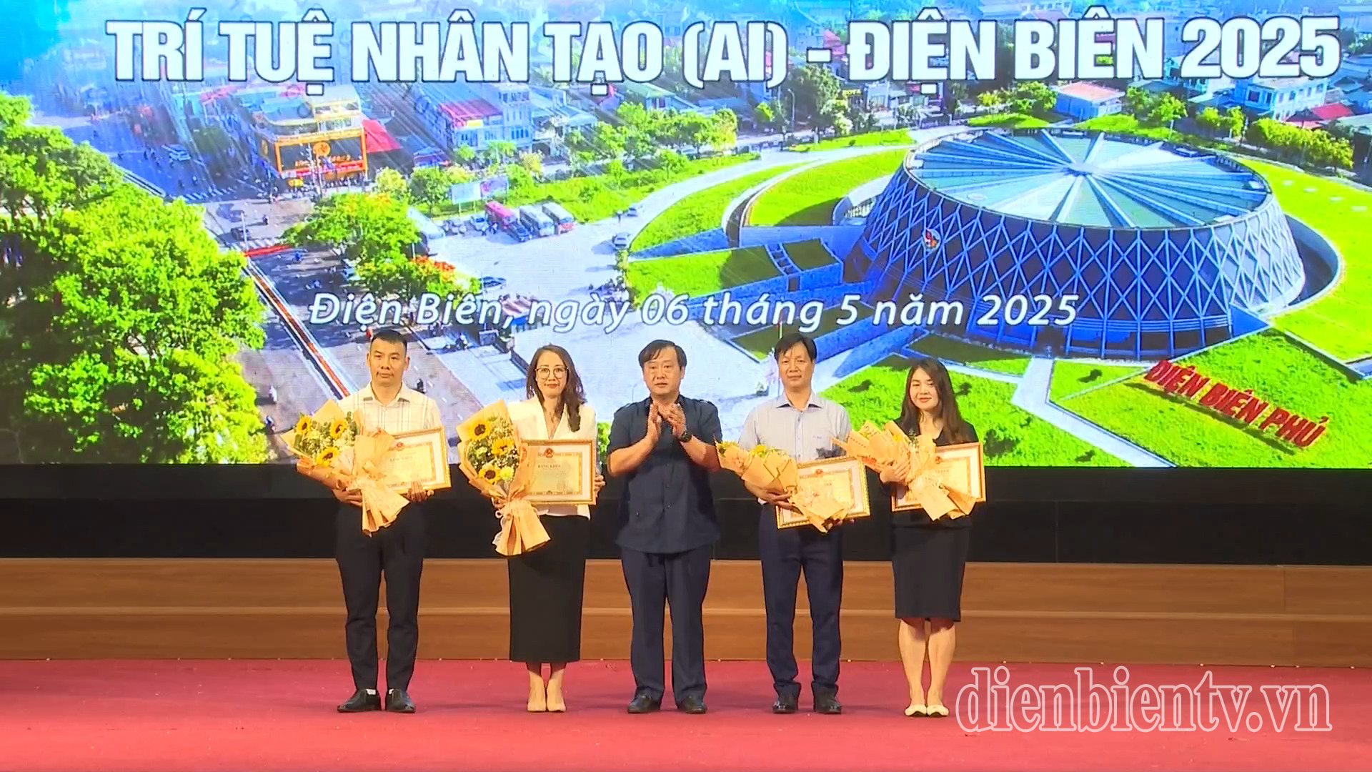 Phó Chủ tịch UBND tỉnh Vừ A Bằng trao Bằng khen cho các cá nhân đã có thành tích xuất sắc trong công tác tổ chức Ngày hội AI; tập huấn “Ứng dụng trí tuệ nhân tạo thế hệ mới” cho cán bộ giáo viên.