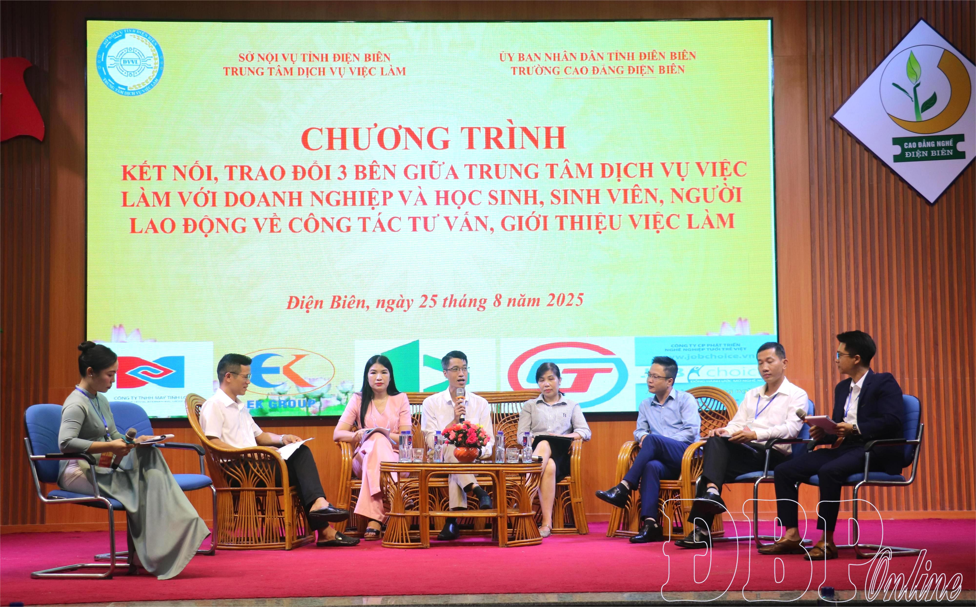 Gần 500 người tham gia Hội chợ việc làm năm 2025