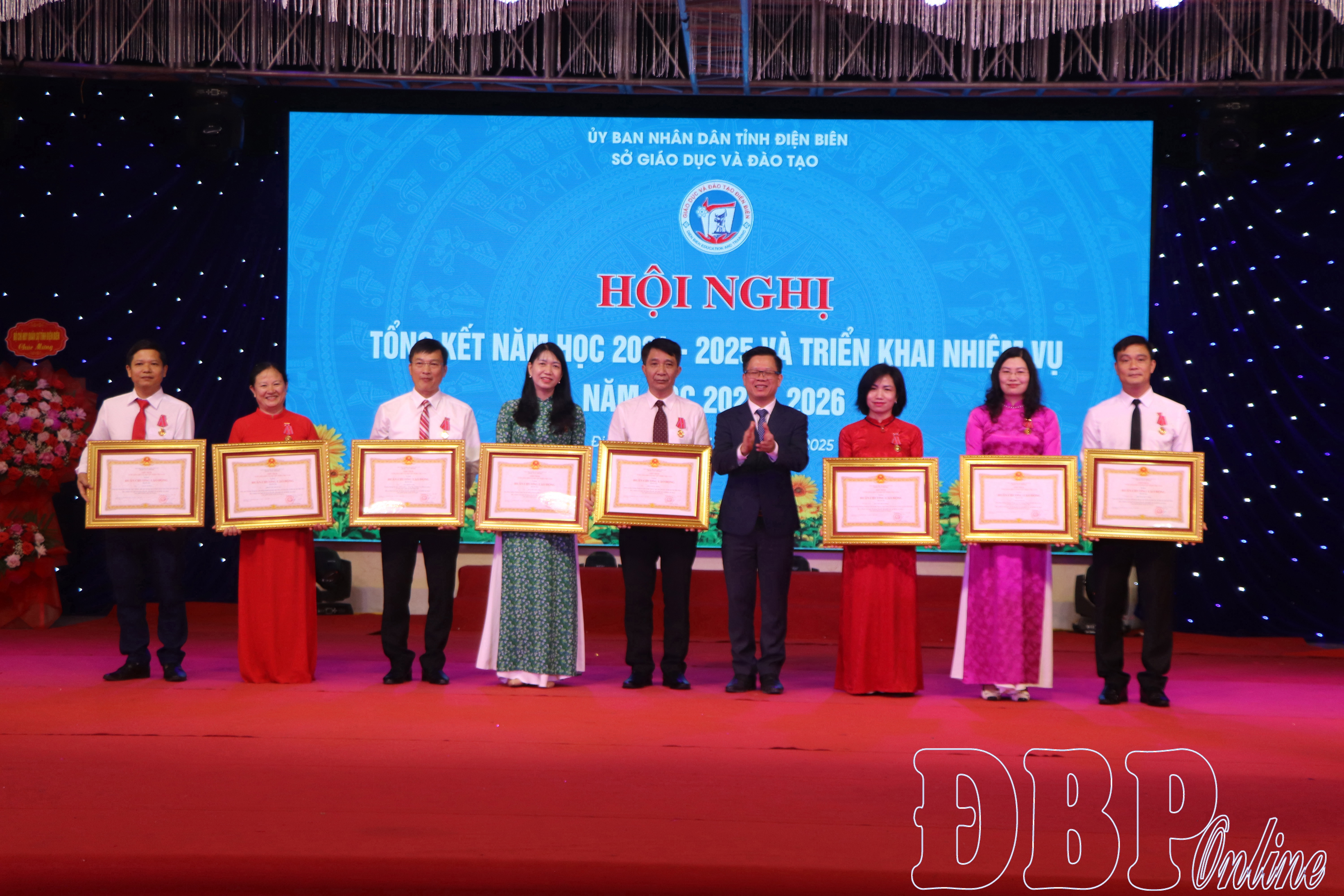Một tập thể, 8 cá nhân ngành Giáo dục được Chủ tịch nước tặng thưởng Huân chương Lao động hạng Ba