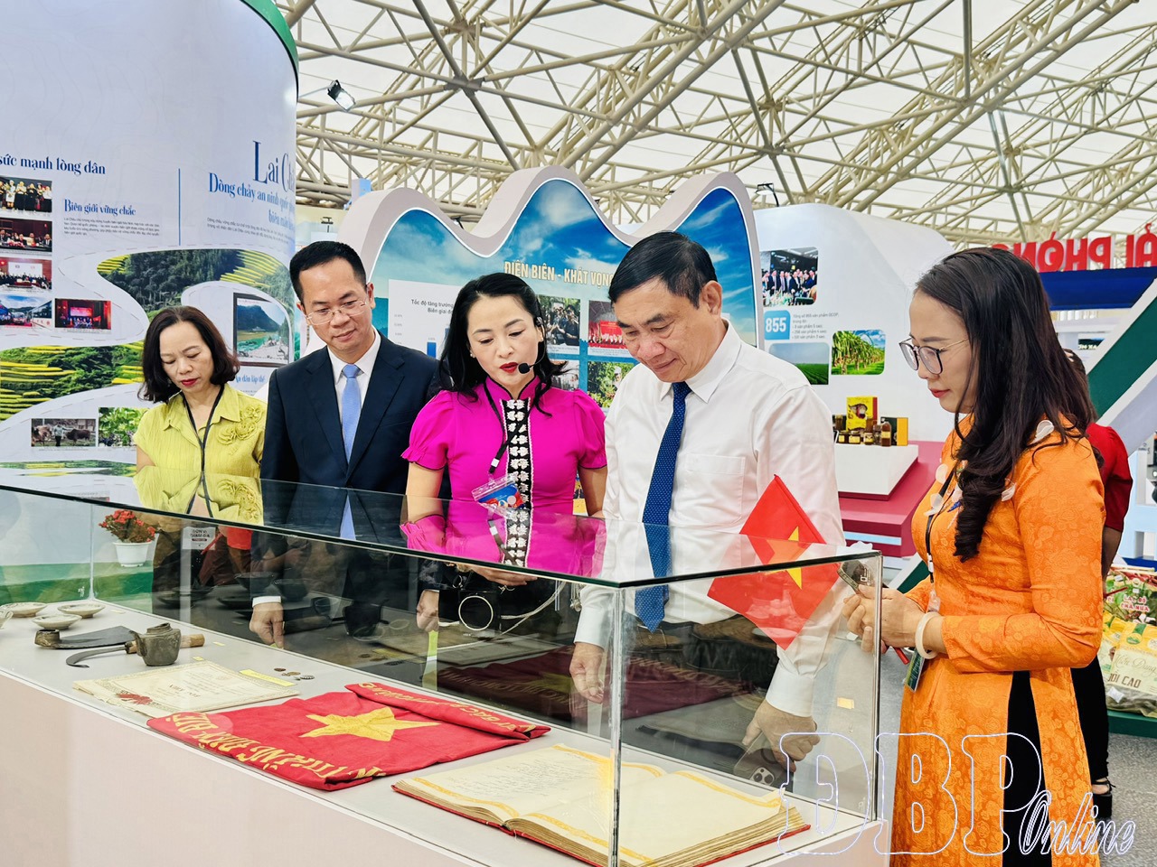 Đông đảo du khách tham quan Khu trưng bày của tỉnh Điện Biên tại Triển lãm thành tựu đất nước