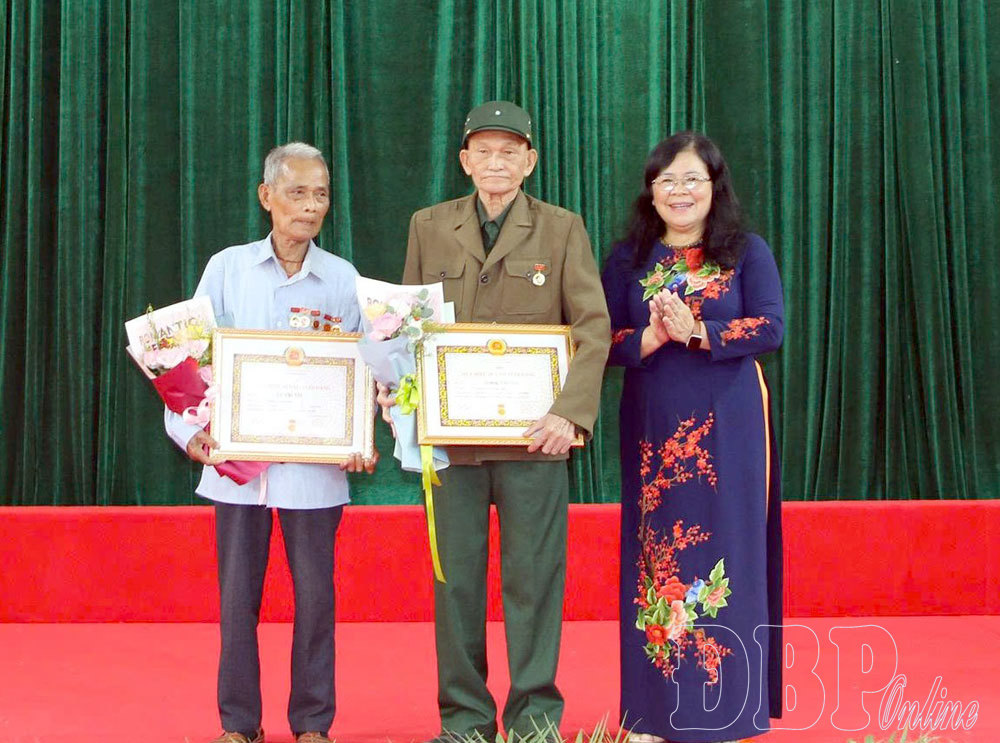 Trao Huy hiệu Đảng cho đảng viên thuộc Đảng bộ xã Búng Lao, Na Sang